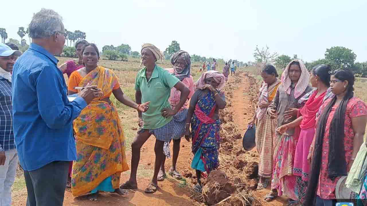 మండుటెండలోనే ఉపాధి పనులు