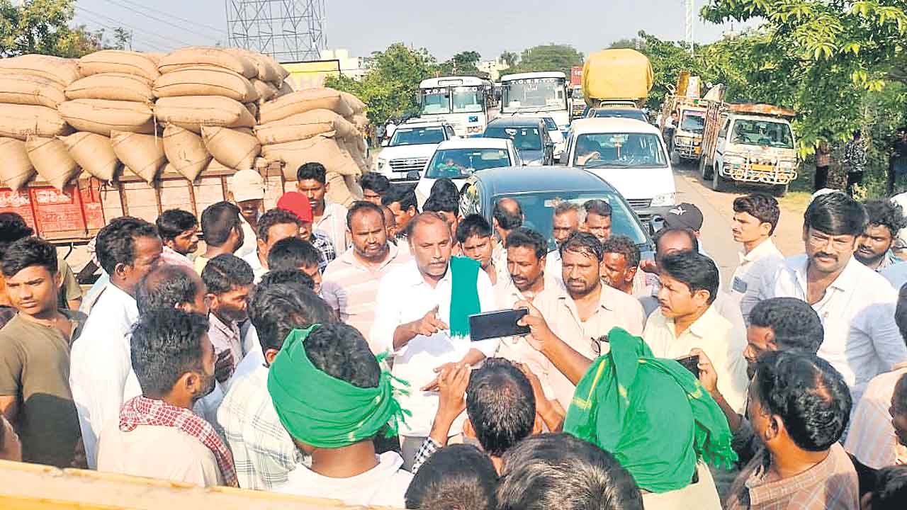 టార్పాలిన్లు దిక్కులేవు..గన్నీలు గతిలేవు