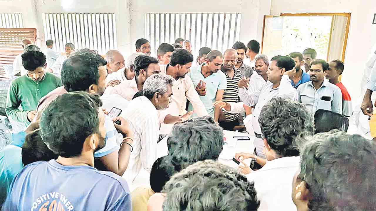 జీలుగ విత్తనాల కోసం రైతుల ఆందోళన