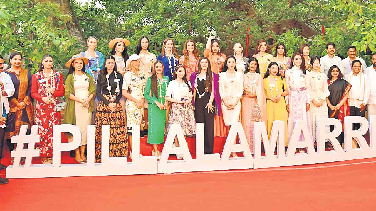 Pillalamarri | పిల్లలమర్రిలో అందాలభామల సందడి