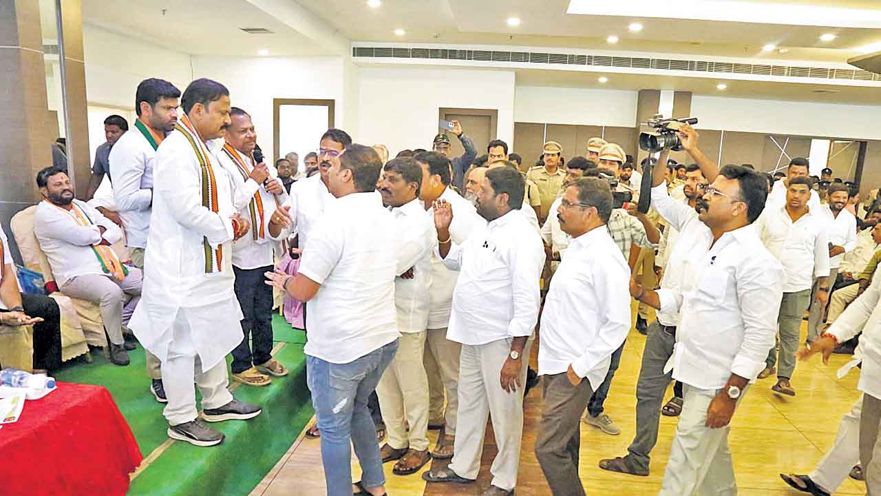 కాంగ్రెస్‌లో ఇందిరమ్మ కమిటీల రచ్చ