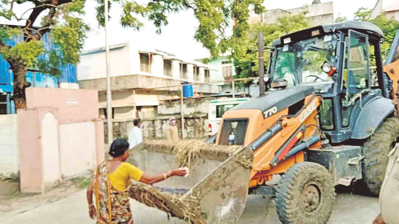 Mulugu | పాడే మోసేందుకు నలుగురు కరువు.. ఖననం చేసేందుకు చిల్లిగవ్వ లేక..