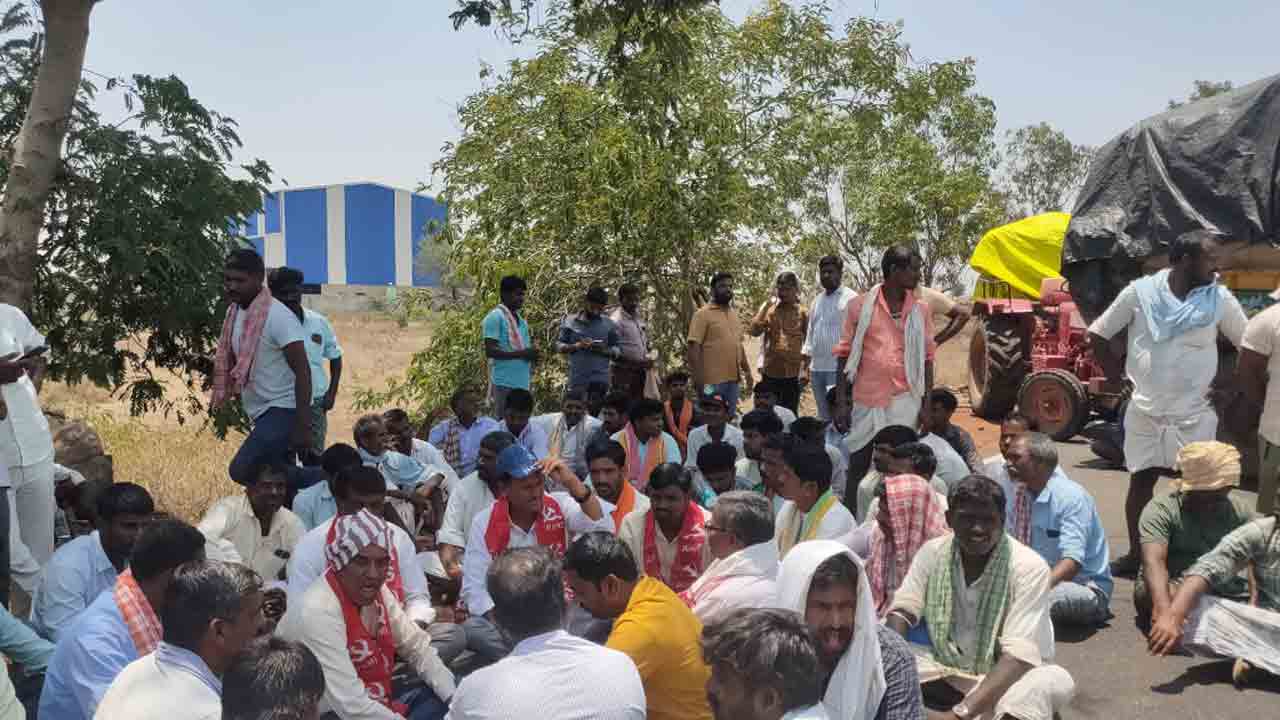 ధాన్యం ట్రాక్టర్లతో బైఠాయింపు