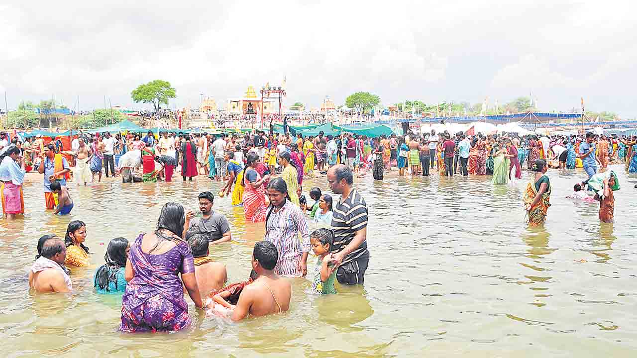 ఉప్పొంగిన జన ప్రవాహం
