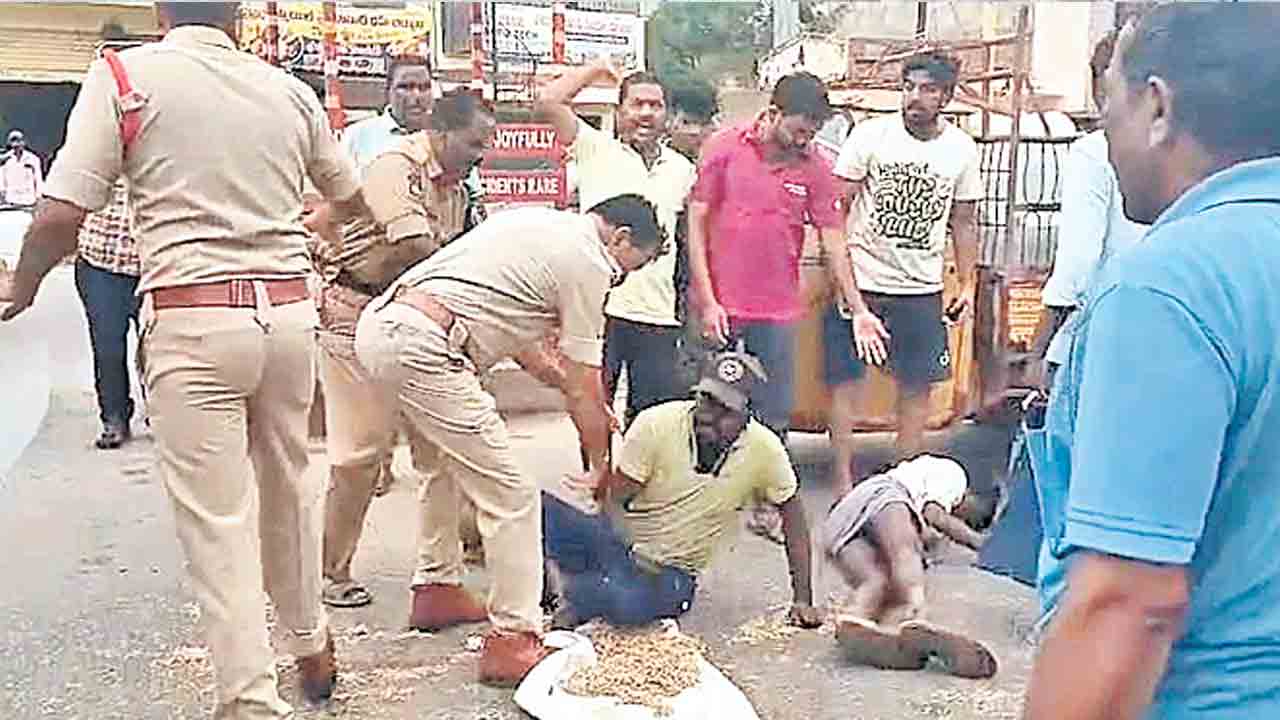 Amangal | ధాన్యం కొనాలంటూ రోడ్డెక్కిన రైతులను ఠాణాకు ఈడ్చుకెళ్లారు!