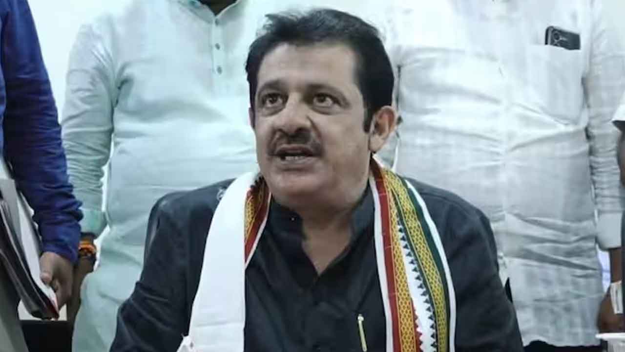 సూసైడ్‌ బాంబ్‌ ఇస్తే.. పాక్‌పై యుద్ధం చేస్తా