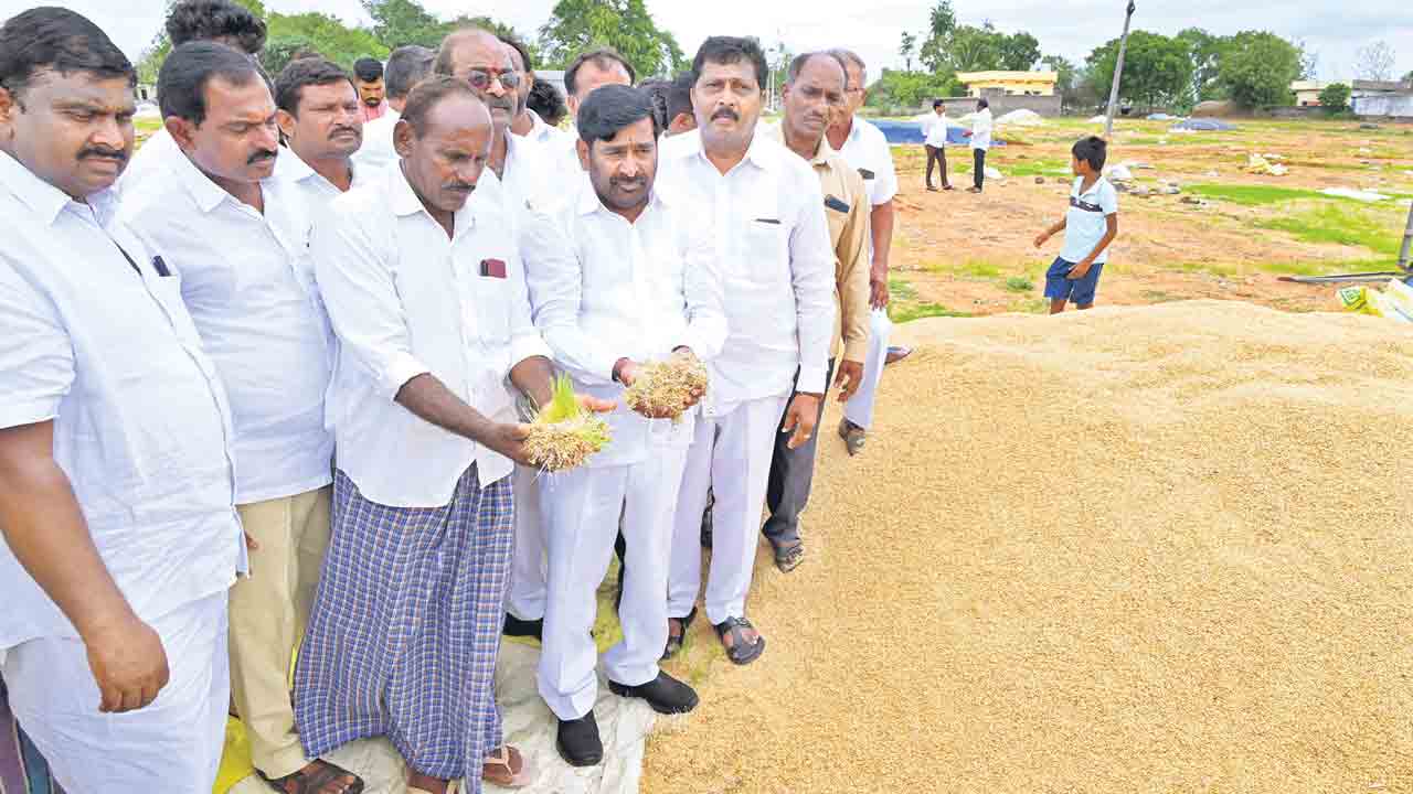 తెలంగాణలో దొంగలు పడ్డారు