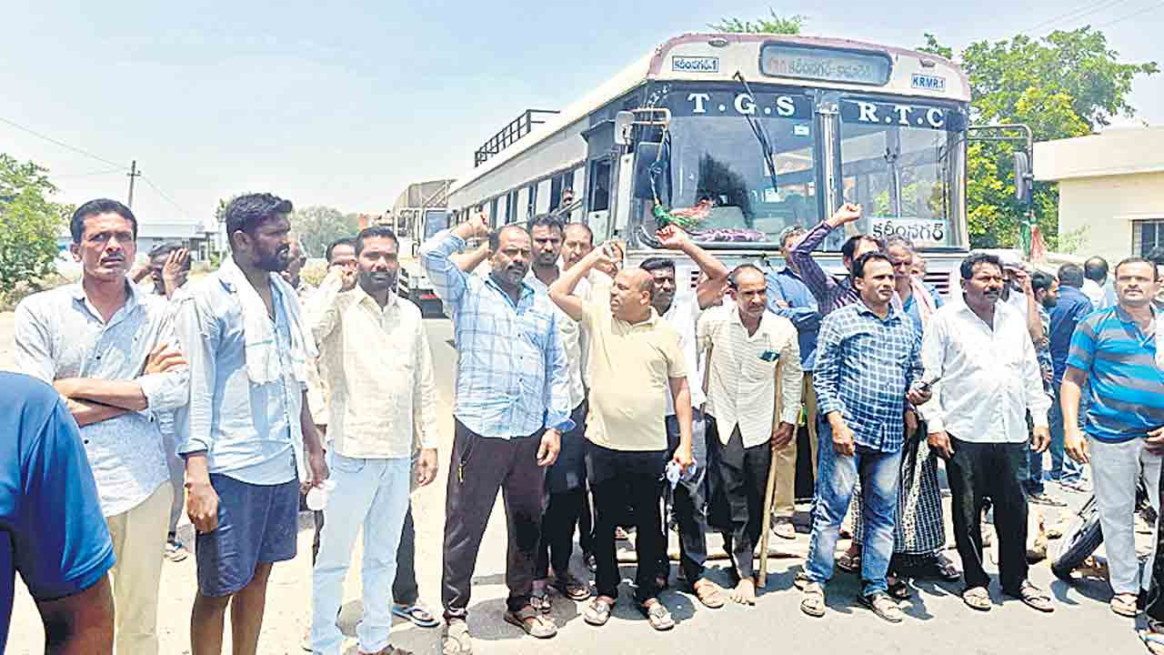 ధాన్యం తూకం వేయడంలేదంటూ రోడ్డెక్కిన రైతులు