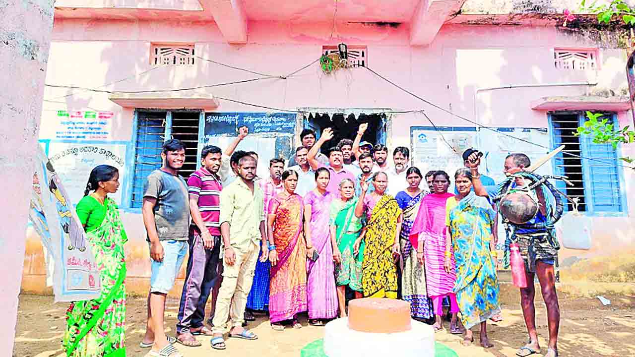 అర్హులకు అన్యాయం అనర్హులకు అందలం !