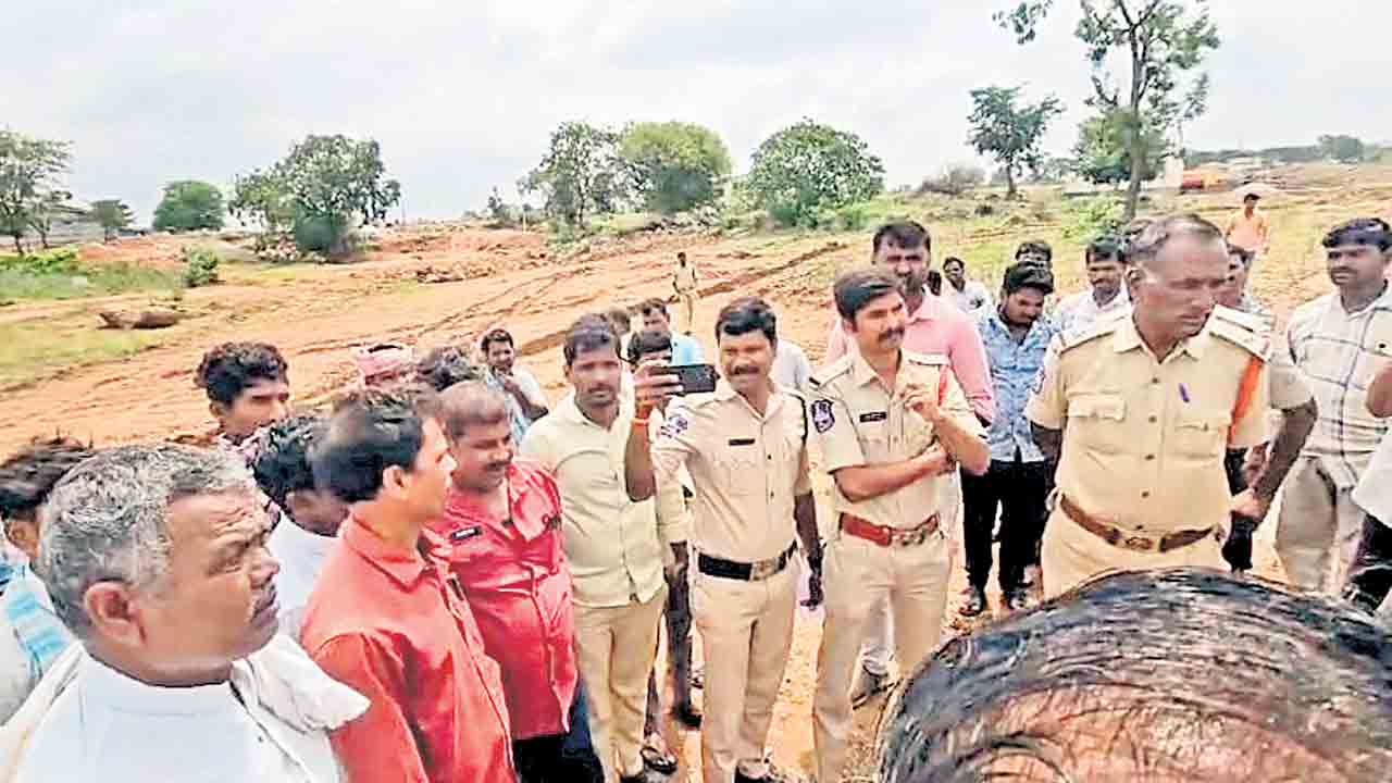 మెడికల్ కాలేజీ ప్రహరీ పనుల అడ్డగింత