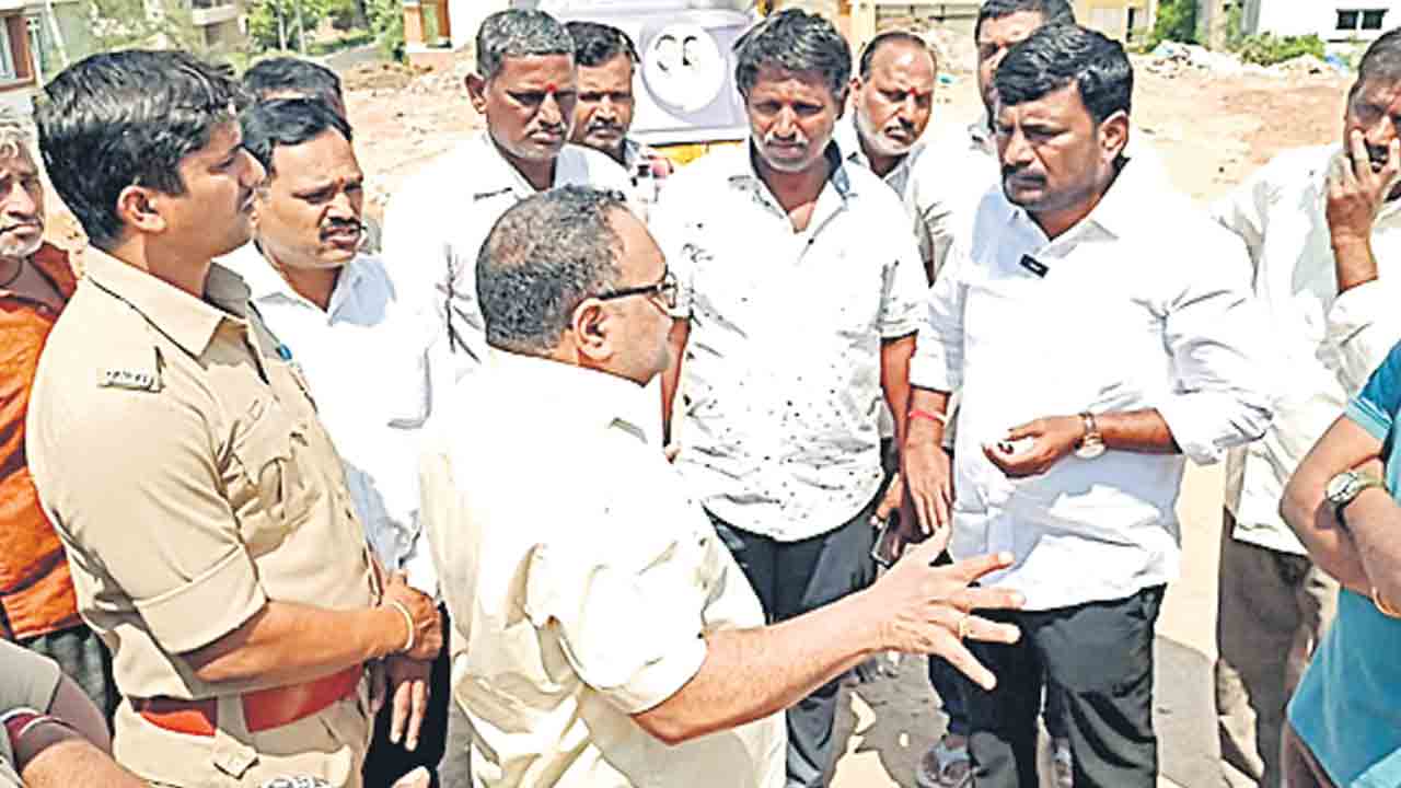 సర్కారు నిర్ణయం.. వివాదాస్పదం