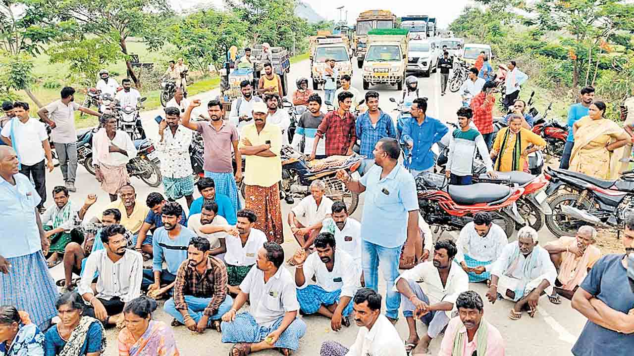 మొలకెత్తిన ధాన్యంతో రోడ్డెక్కిన రైతులు