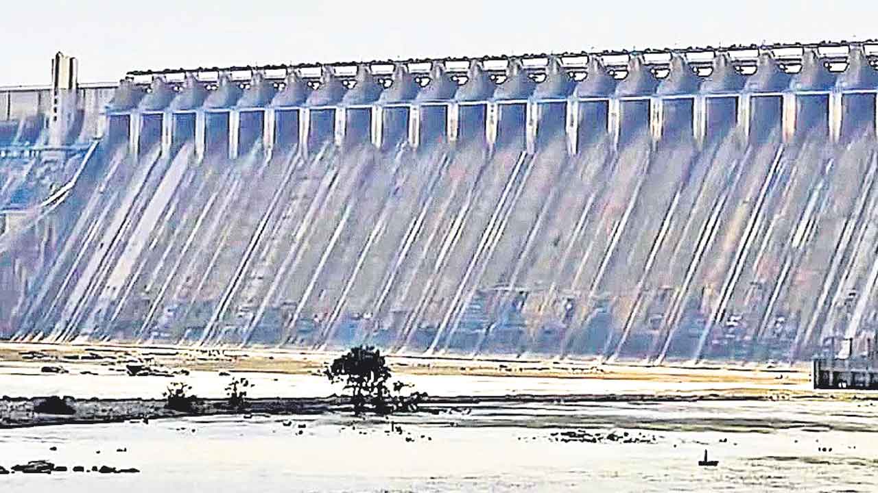 నీటివాటాలు తేలాకే ప్రాజెక్టుల అప్పగింత