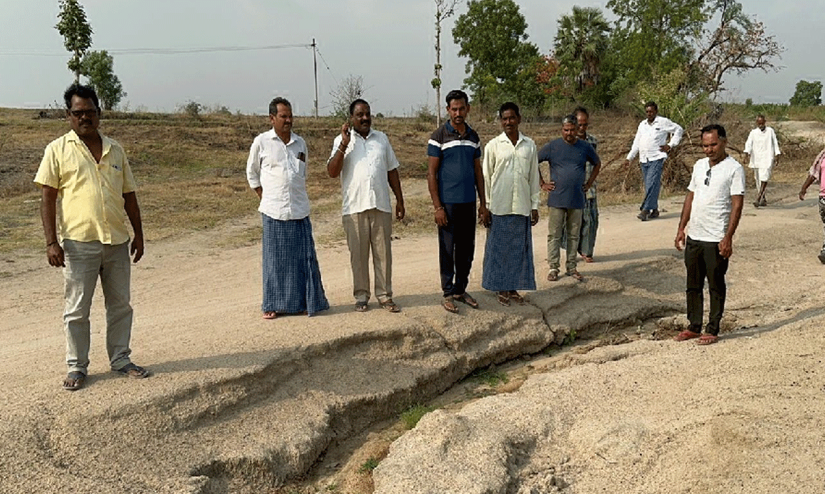 BT road | బీటీ రోడ్డు నిర్మాణం చేపట్టాలని మామిడిపల్లి రైతుల నిరసన