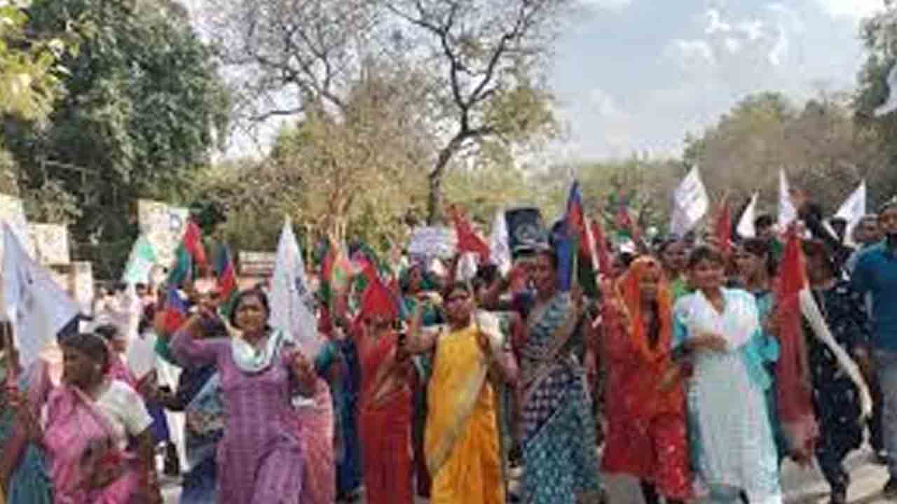 ఉపాధి ఉద్యోగుల సమ్మె సైరన్‌!