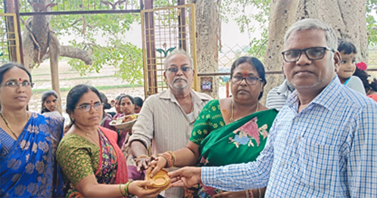 Kamareddy | కొచ్చెరు మైసమ్మ ఆలయానికి బంగారు గాజుల వితరణ