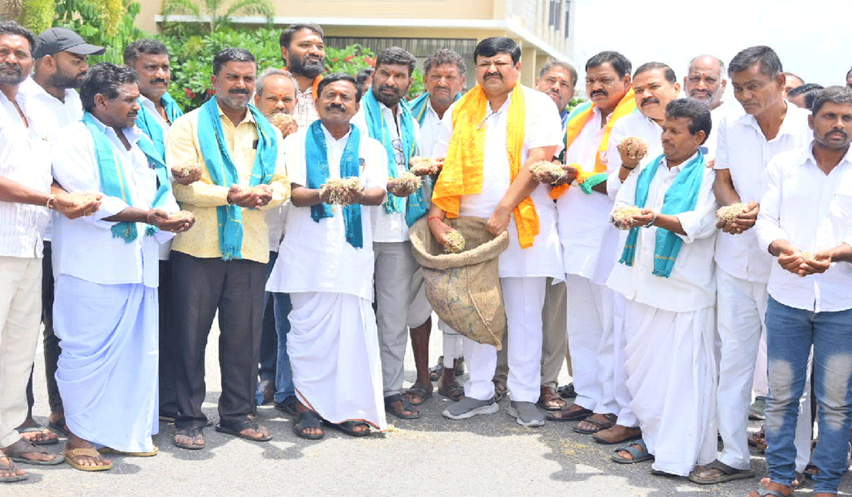 Nizamabad | తడిసిన ధాన్యాన్ని కొనుగోలు చేయాలని అన్నదాతల ఆందోళన