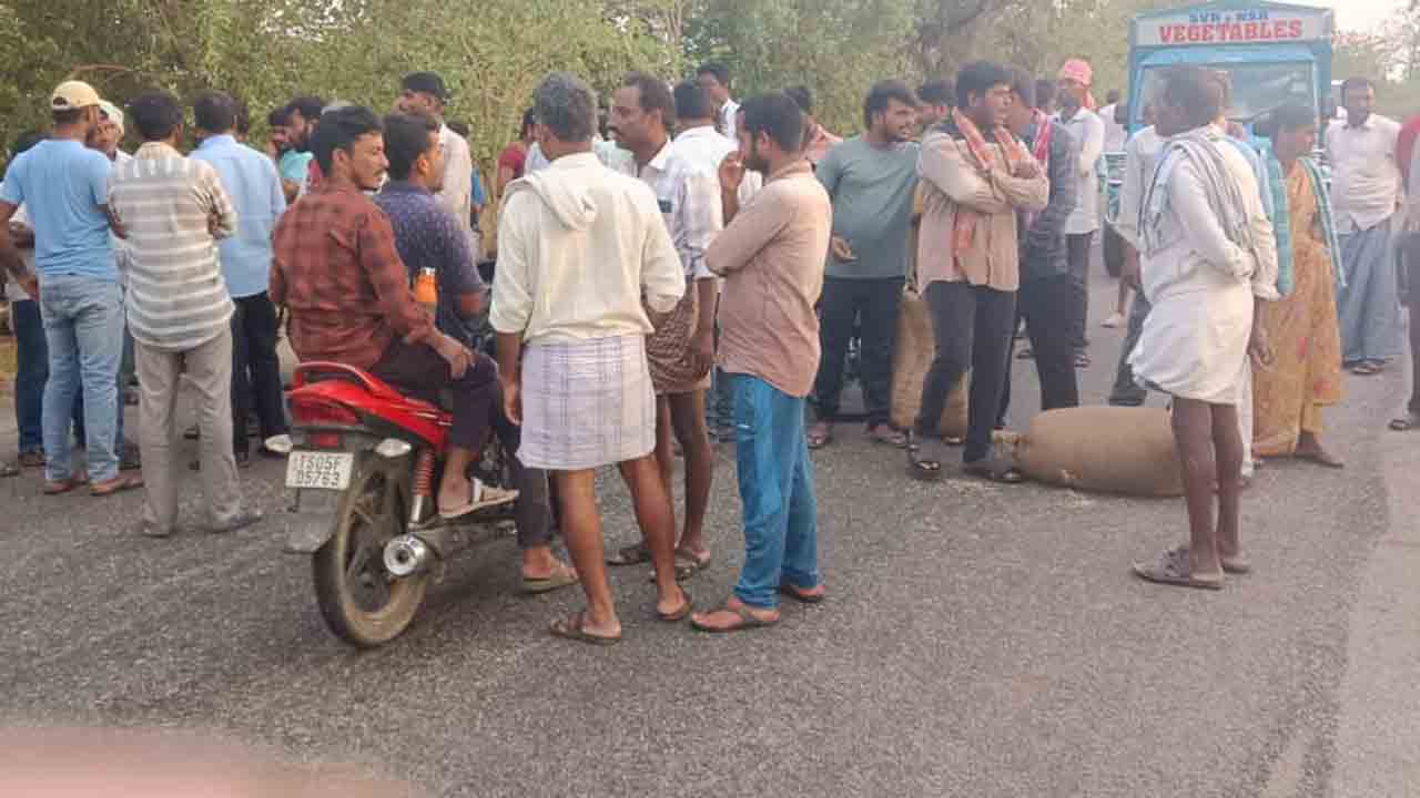 ధాన్యం కొనుగోలు చేయాలని రైతుల రాస్తారోకో