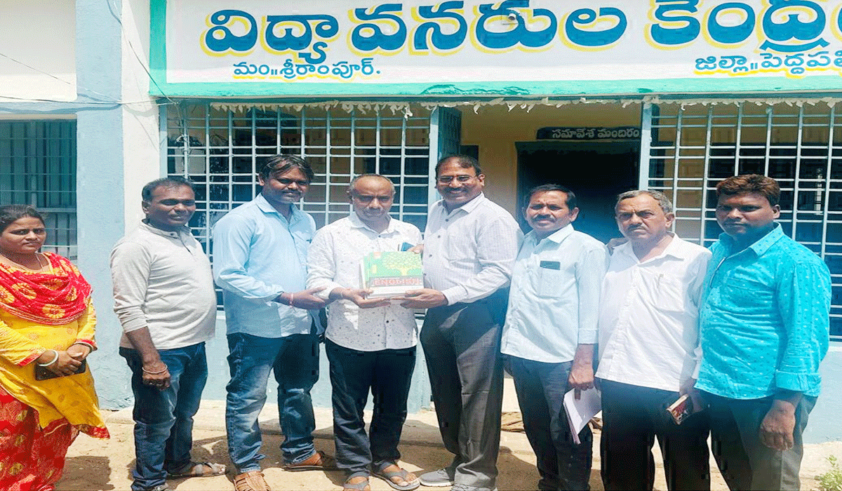 Government schools | కాల్వశ్రీరాంపూర్లో ప్రభుత్వ పాఠశాలలకు పాఠ్య పుస్తకాల పంపిణీ