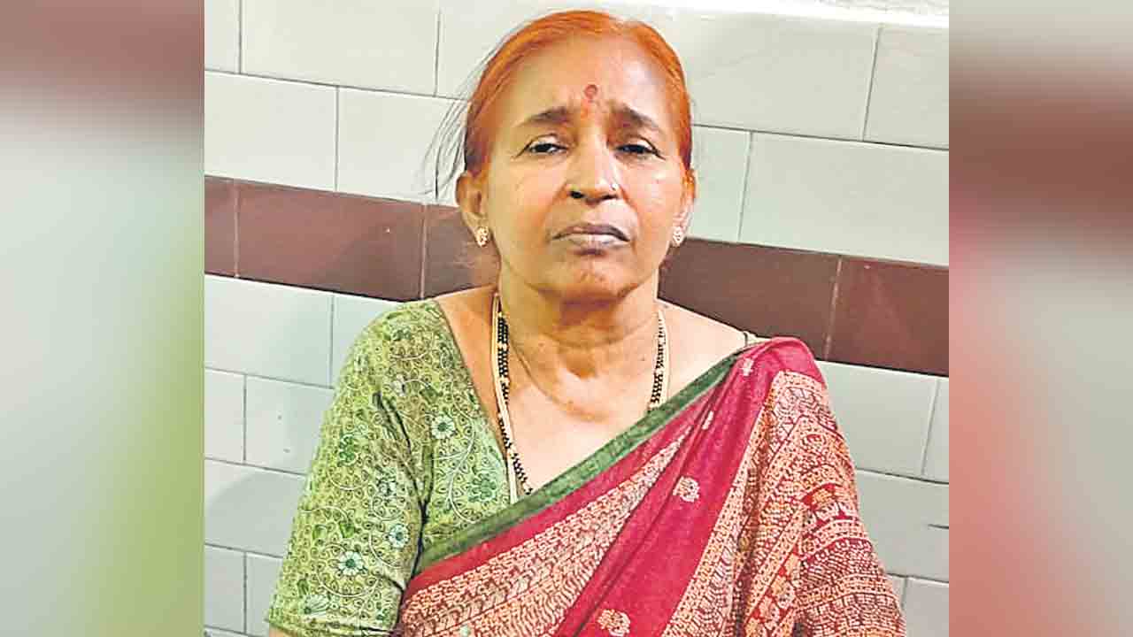 School Teachers | సర్కార్‌ బడి సార్లు కొట్టుకున్నరు.. అడ్డు వచ్చిన ఎంఈవో మేడంపైనా దాడి