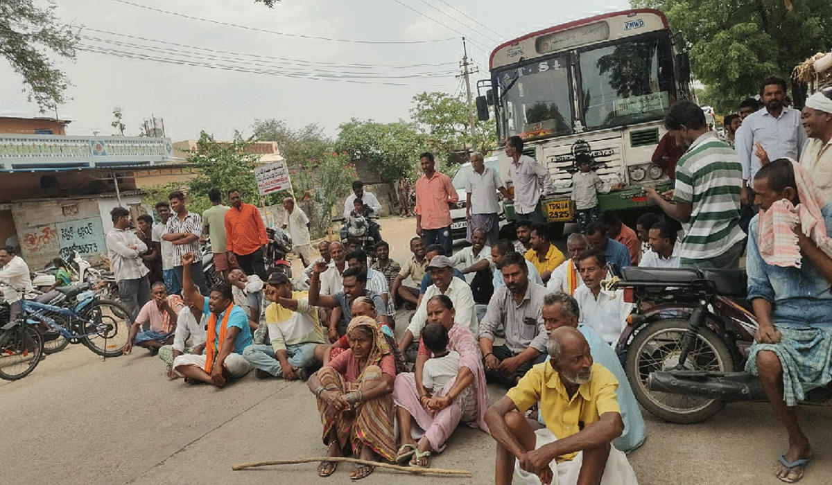 Purchasing centers | కొనుగోలు కేంద్రాల్లోని ధాన్యం తరలించాలని రైతుల ఆందోళన