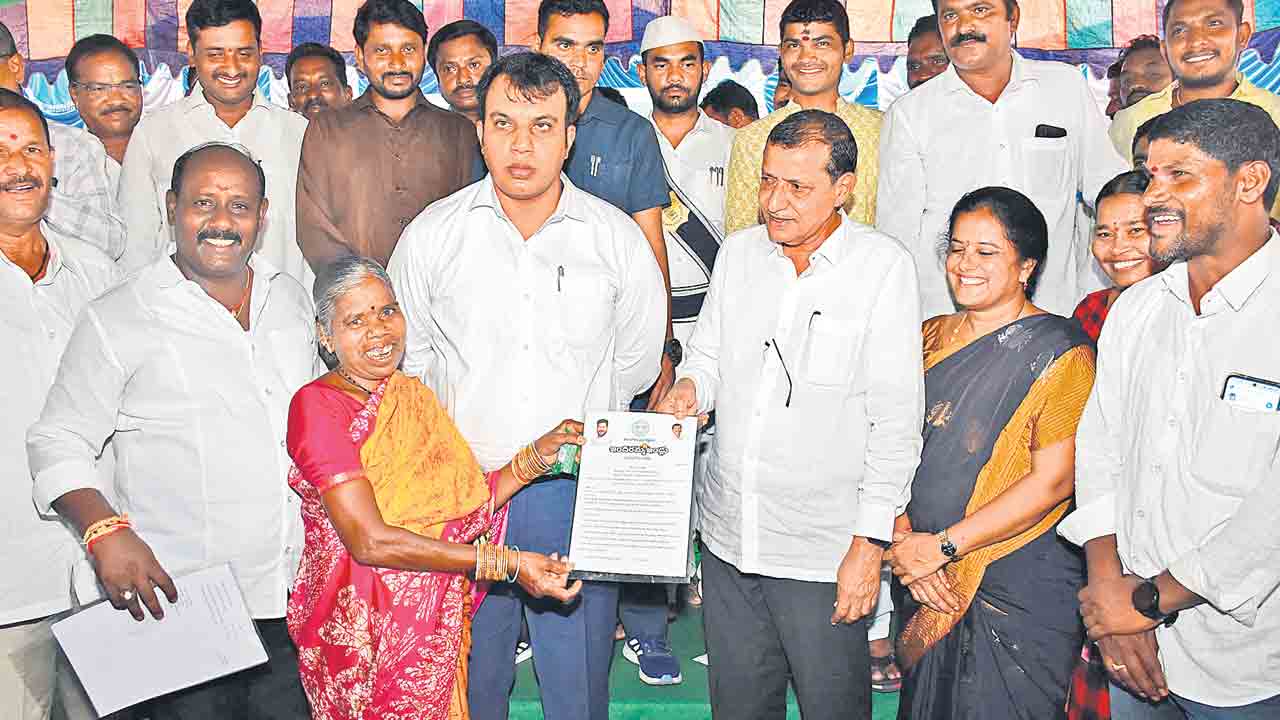 అధికారిక కార్యక్రమాల్లో కాంగ్రెస్‌ నేతలు