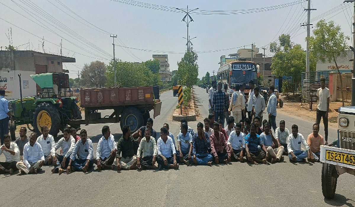Sand reach | ఇసుక రీచ్ ఏర్పాటు చేయాలని ట్రాక్టర్ యజమానులు, గ్రామస్తుల రాస్తా రోకో
