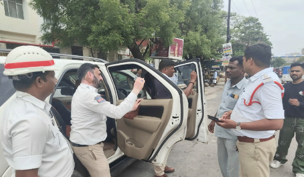 Traffic Police | నిజామాబాద్ ట్రాఫిక్ పోలీసుల స్పెషల్ డ్రైవ్.. బ్లాక్ ఫిల్మ్ వాడకంపై కఠిన చర్యలు