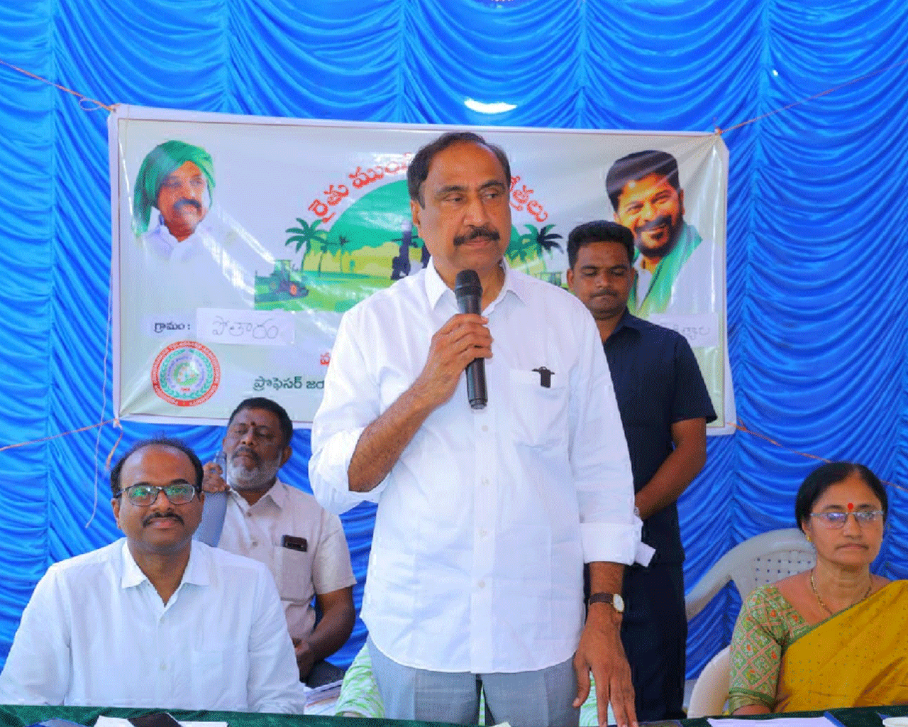 Farmers | రైతులు కాలానికి అనుగుణంగా పంట మార్పిడిపై దృష్టి సారించాలి