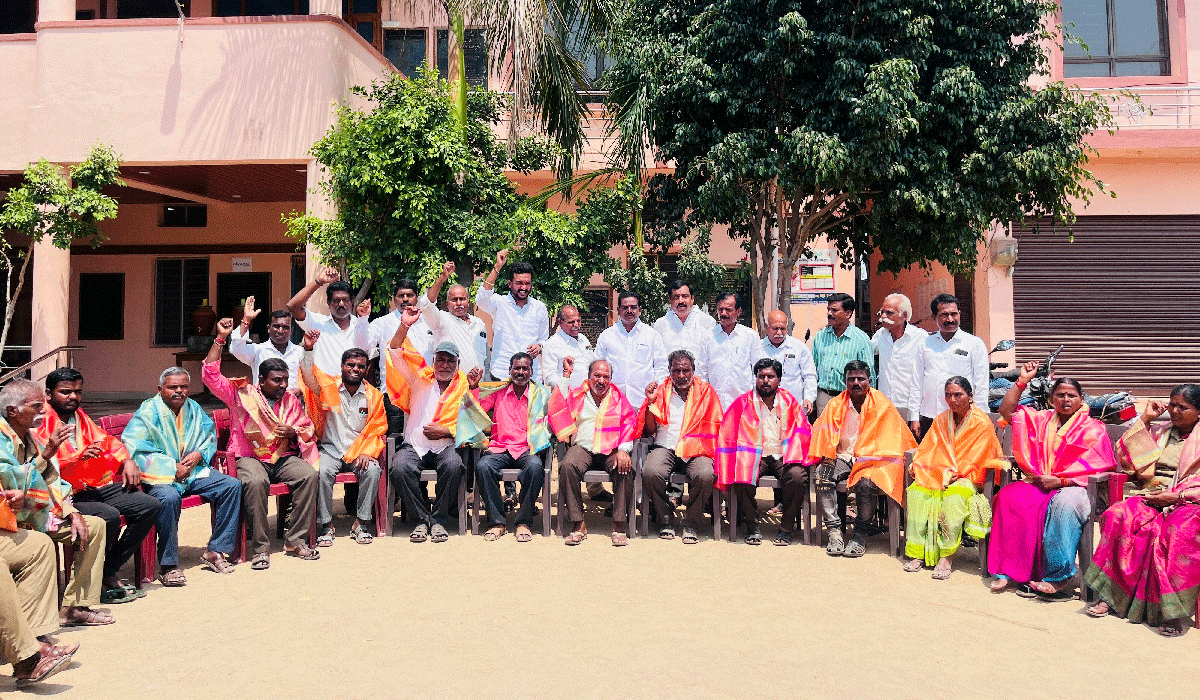 Bhikkanur | భిక్కనూరు గ్రామ పంచాయతీ సిబ్బందికి కాంగ్రెస్ నాయకుల సన్మానం