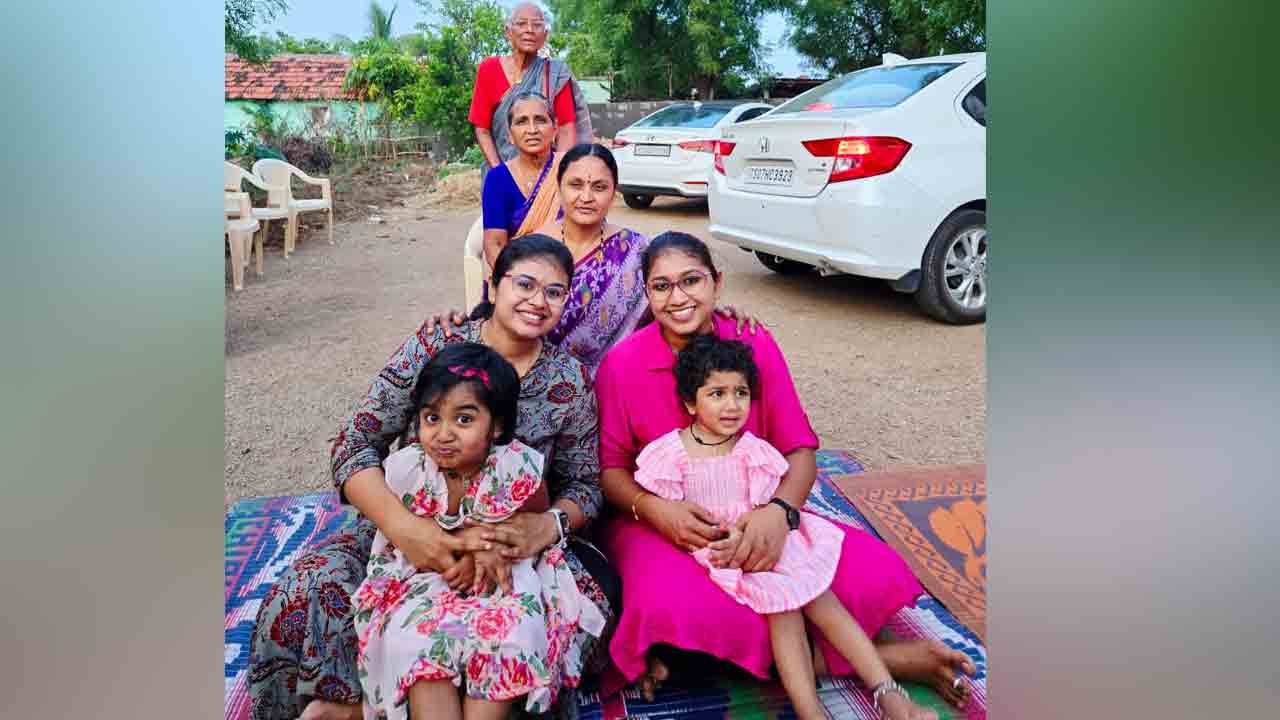 100 years of Grandmother | నాలుగు తరాలతో కలిసి సరదాగా.. ఆత్మీయ సమ్మేళనంలో వందేళ్ల బామ్మ