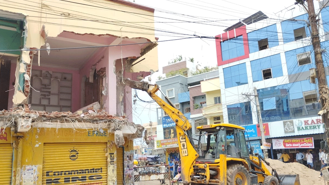 Operation Kalyan Nagar | మళ్లీ ఆపరేషన్ కళ్యాణ్ నగర్ షురూ… రోడ్ల వెడల్పు పేరుతో కూల్చివేతలు