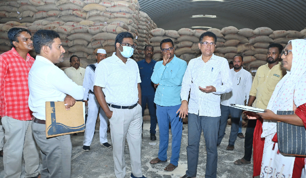 Rajiv Gandhi Hanumathu | బియ్యం నిల్వలను వేగంగా తరలించాలని.. కలెక్టర్‌ రాజీవ్‌ గాంధీ హనుమతు ఆదేశం