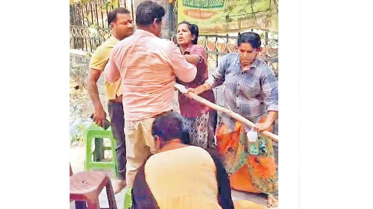 Nayini Rajender Reddy | మళ్లీ రెచ్చిపోయిన ఎమ్మెల్యే నాయిని అనుచరులు.. హనుమకొండలో వీధి వ్యాపారులపై దాడి