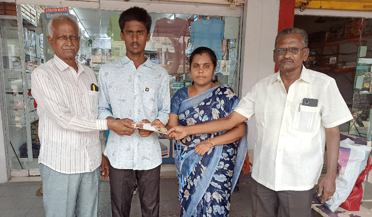 Softball competitions | సాఫ్ట్ బాల్ జాతీయ స్థాయి పోటీలకు ఎంపికైన విద్యార్థికి ప్రోత్సాహం