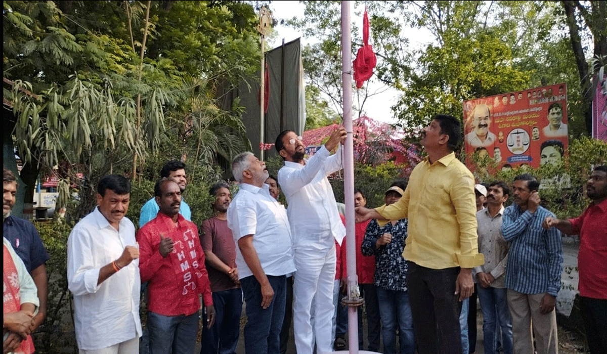 KORUKANTI CHANDAR | కార్మికుల హక్కులను కాలరాస్తున్న కేంద్ర రాష్ట్ర ప్రభుత్వాలు.. బీఆర్ఎస్ పెద్దపల్లి జిల్లా అధ్యక్షుడు కోరుకంటి చందర్