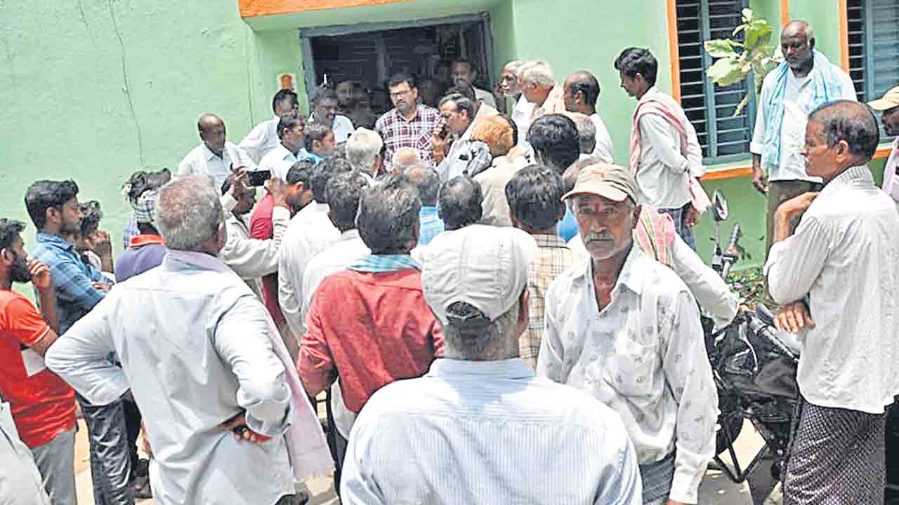 నెల రోజులైనా ధాన్యం కొనరా?