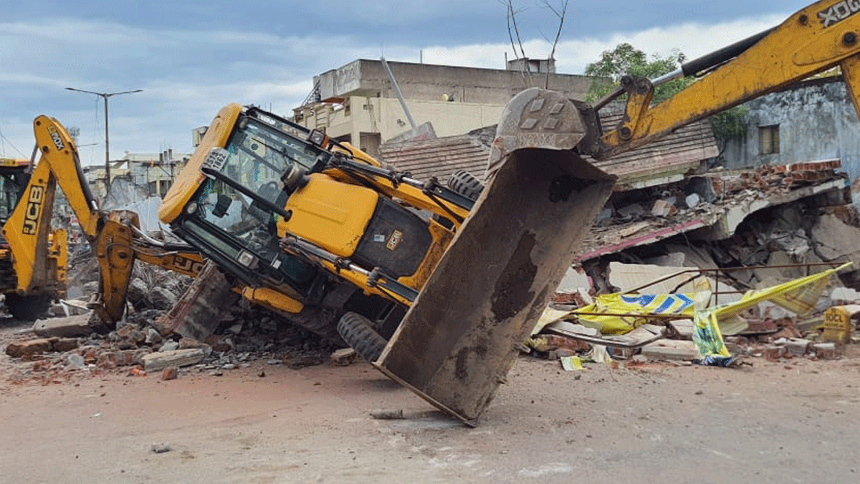 Ramagundam Baldia | మూడొంతస్తుల భవనం అమాంతం నేలమట్టం.. రామగుండం బల్దియా అధికారుల కఠినత్వం