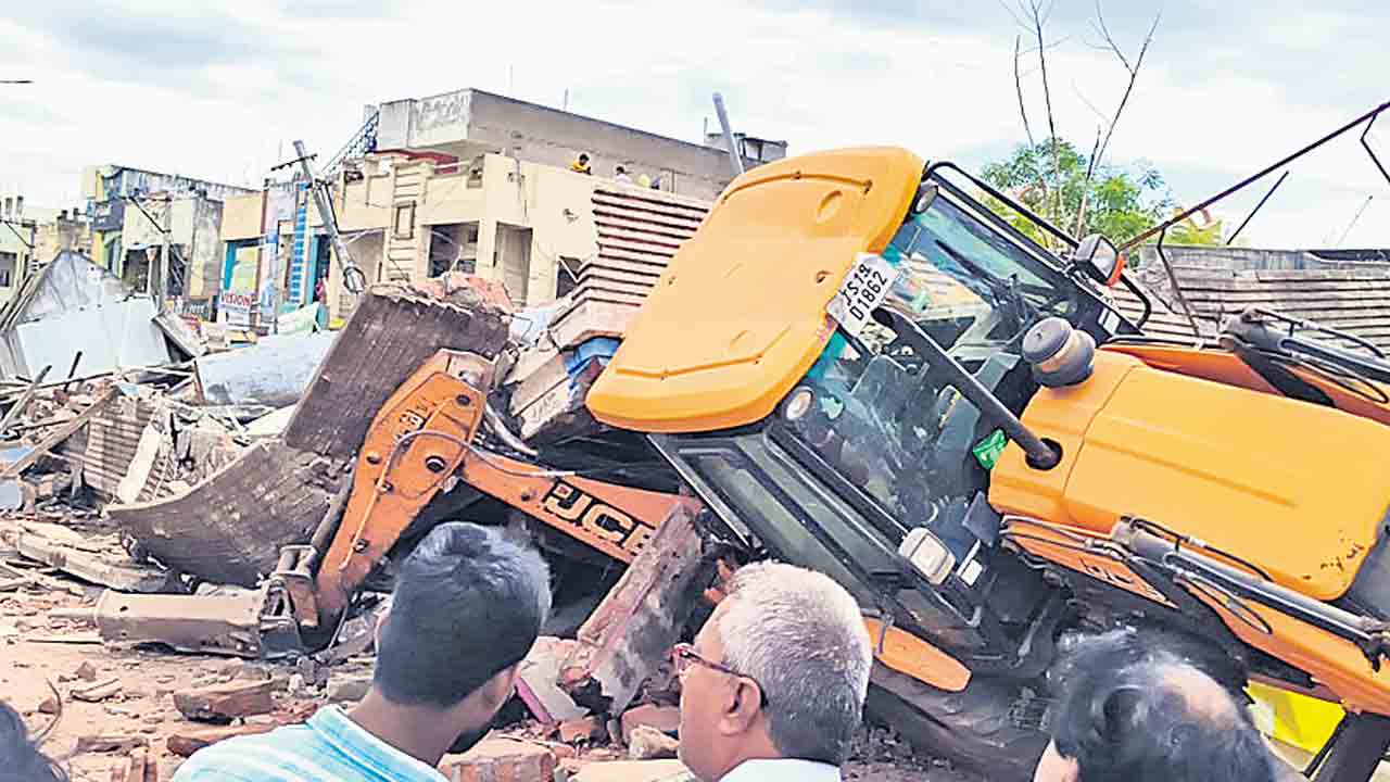 Ramagundam | ఇష్టారాజ్యంగా కూల్చివేతలు.. ఎలాంటి భద్రతా చర్యలు లేకుండానే త్రీఫ్లోర్‌ భవనం నేలమట్టం