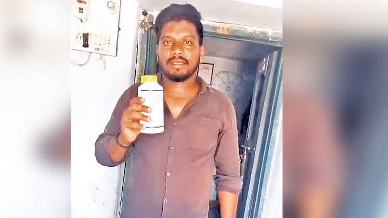 రజతోత్సవ సభకు వెళ్లాడని ఇందిరమ్మ ఇల్లు కట్‌