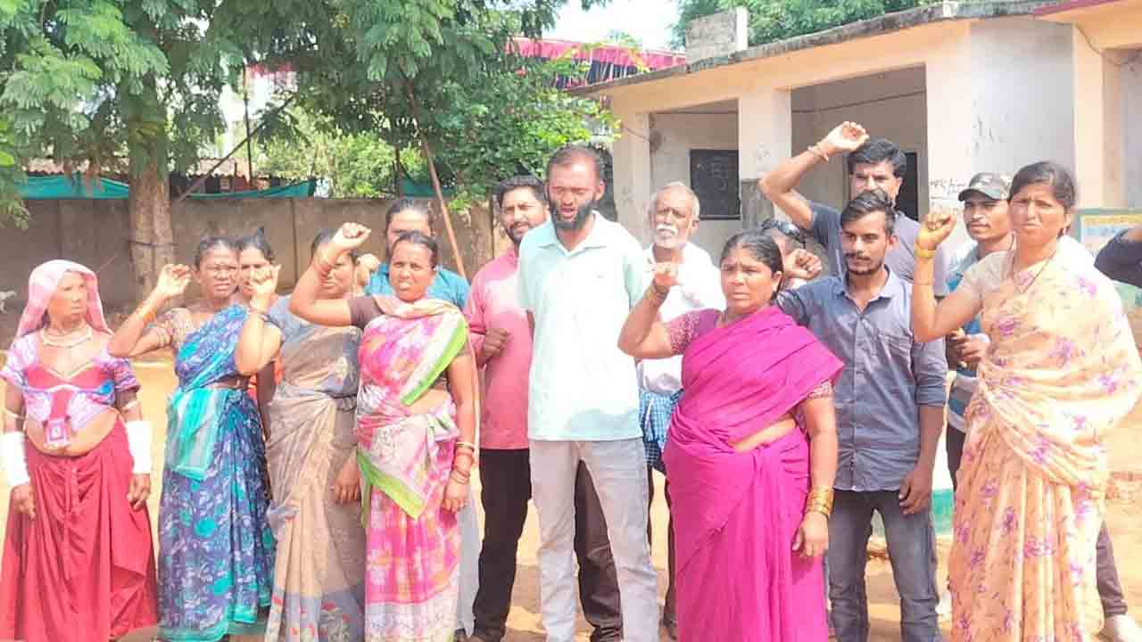ఇందిరమ్మ ఇండ్ల కోసం నిరసన