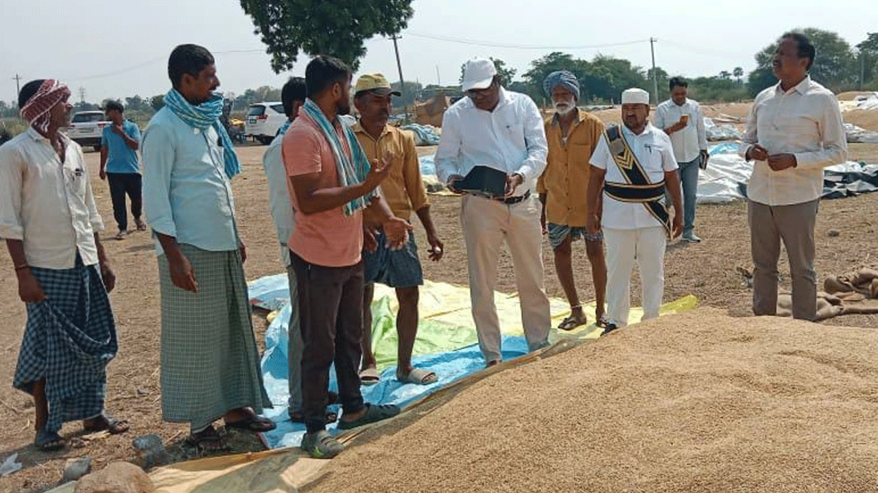 Peddapally | నాణ్యమైన ధాన్యాన్ని వేగవంతంగా కొనుగోలు చేయాలి.. జిల్లా అదనపు కలెక్టర్ వేణు