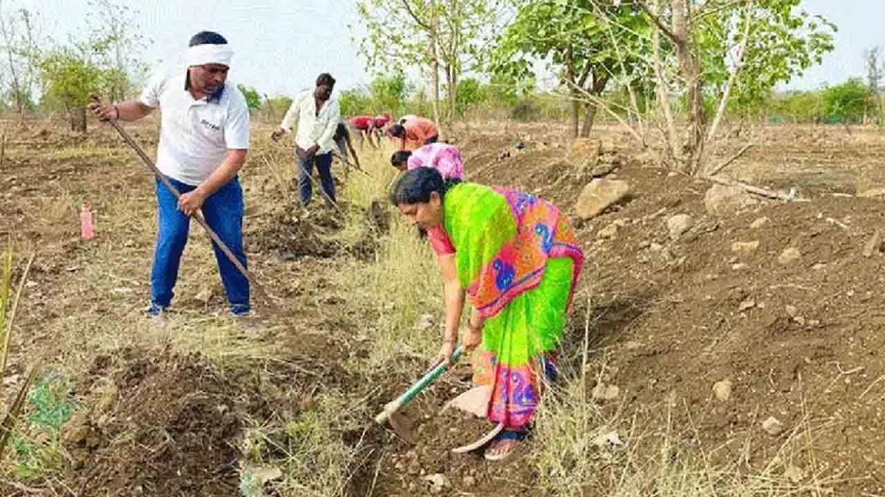 ఉపాధి కూలీలుగా ‘ఆదర్శ సర్పంచ్‌’ దంపతులు