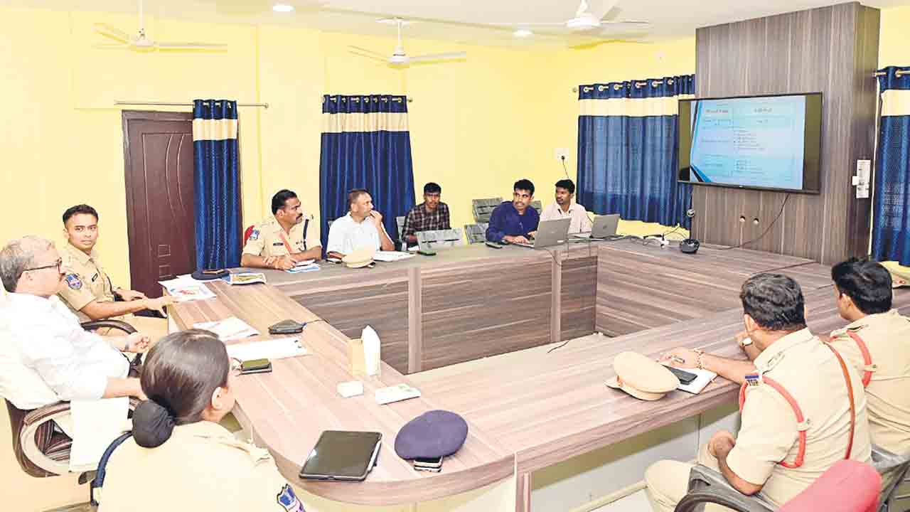 పోలీసు వ్యవస్థను పటిష్ట పర్చాలి