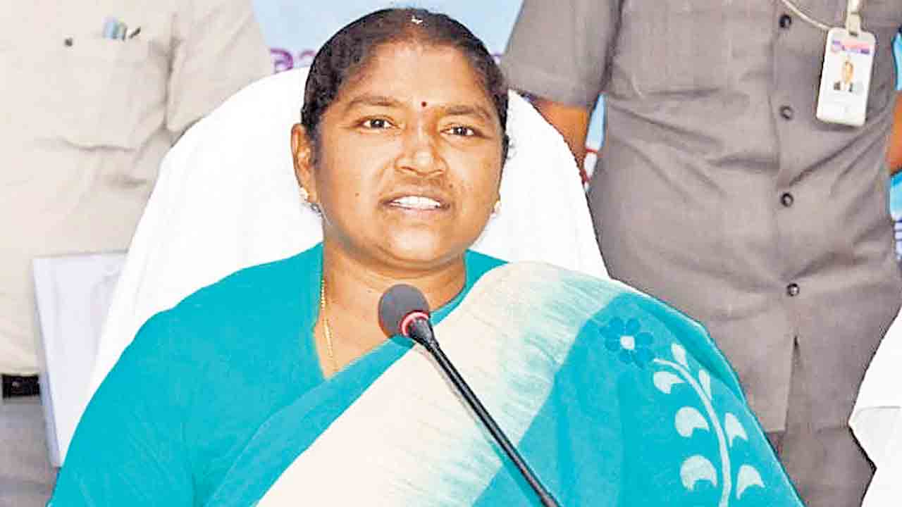 పంచాయతీ కార్యదర్శల పనితీరు మెరుగుపడాలి: సీతక్క