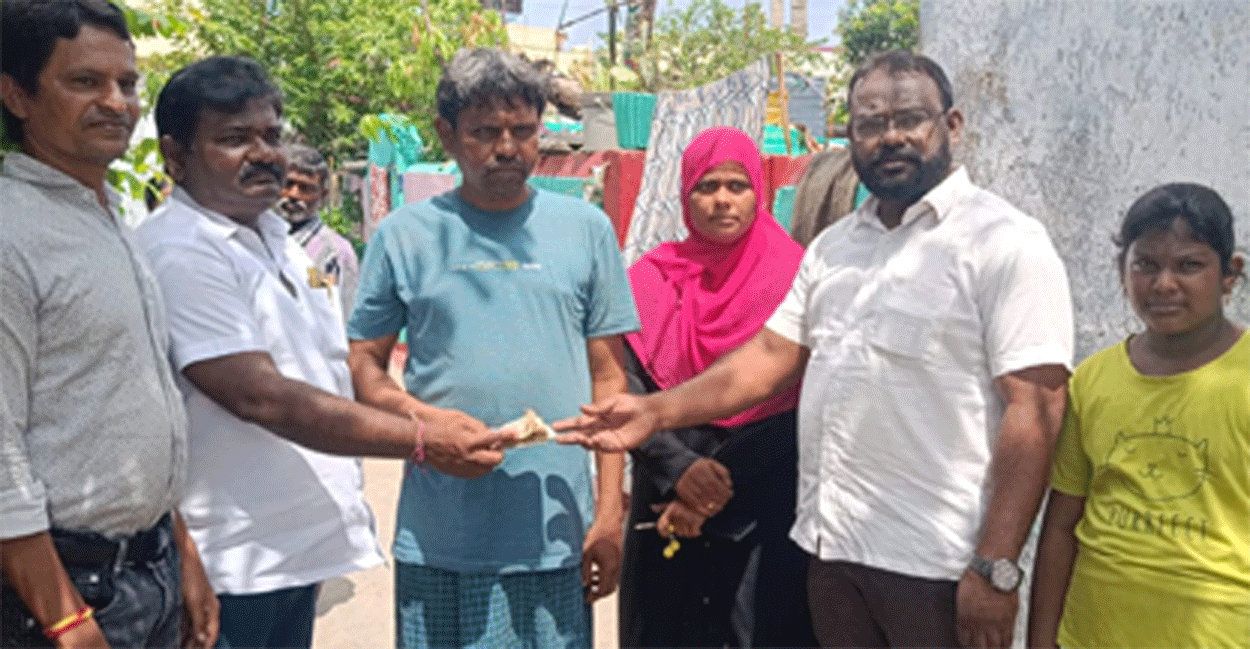 Godavarikhani | గోదావరిఖనిలో వివాహ దినోత్సవాన నిరుపేద కుటుంబానికి ఆర్థిక చేయూత