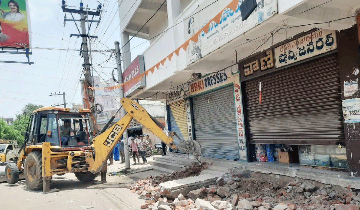 Godavarikhani | ఎన్టీపీసీ మేడిపల్లి రోడ్డులో మున్సిపల్‌ అధికారుల కూల్చివేతలు