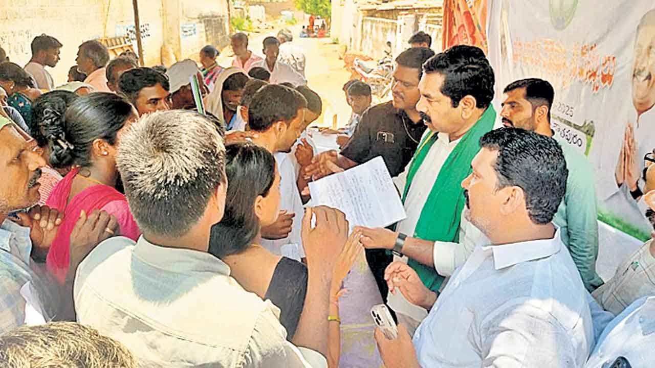 Indiramma Indlu | ఎమ్మెల్యేకు ‘ఇందిరమ్మ ఇండ్ల’ సెగ.. లబ్ధిదారుల జాబితాపై నాగరాజుతో వాగ్వాదం