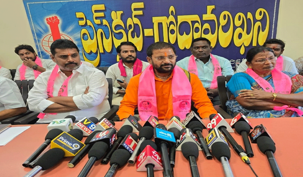 KORUKANTI CHANDAR | అధికార పార్టీ నేతలే అధికారులను బెదిరించడం విడ్డూరం