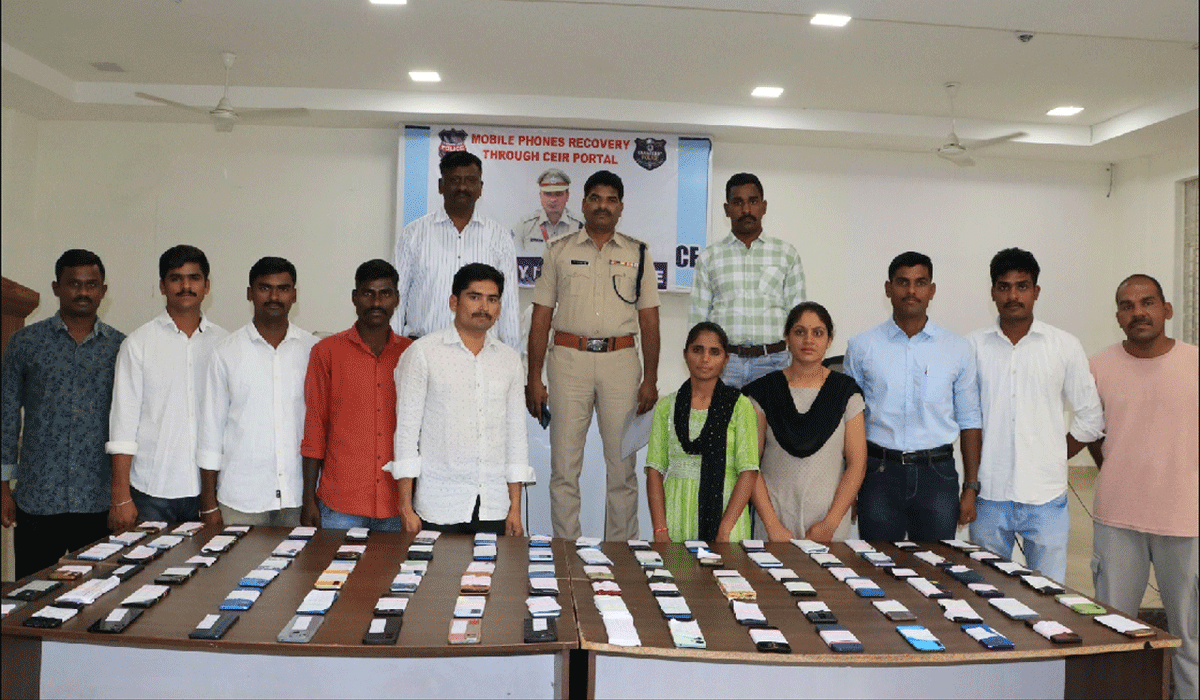 mobile phones | స్పెషల్ డ్రైవ్ ద్వారా పోగొట్టుకున్న 130 మొబైల్ ఫోన్ల రికవరీ